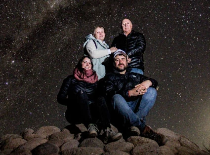 Astrofotografia de una familia en el desierto de atacama
