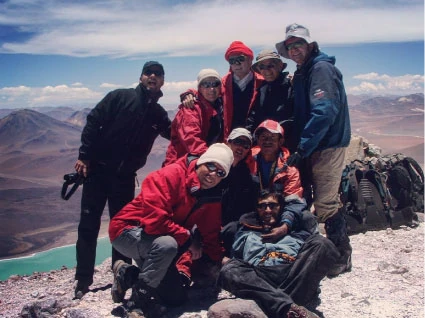 Grupo de 9 montañistas en la cumbre del Volcán Licancabur