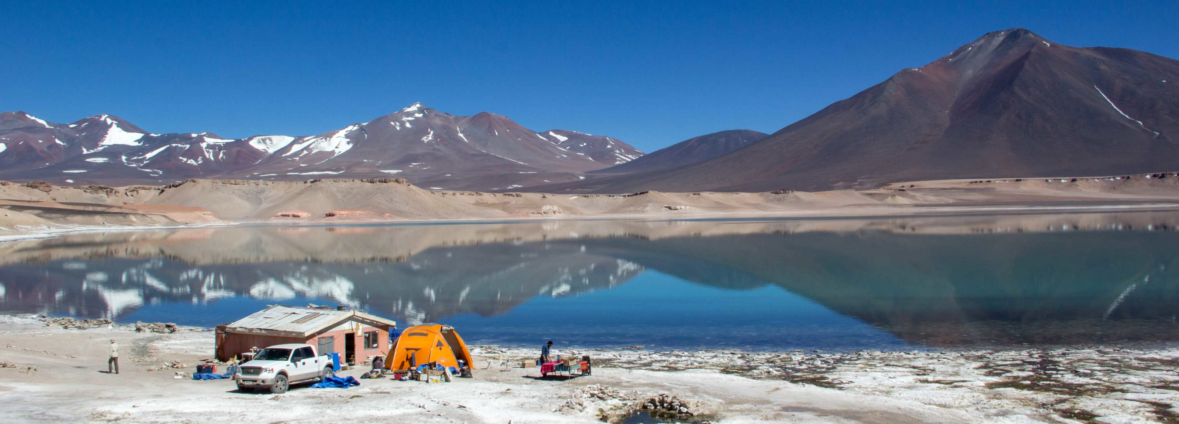 campamento base cerca de una laguna en el altiplano