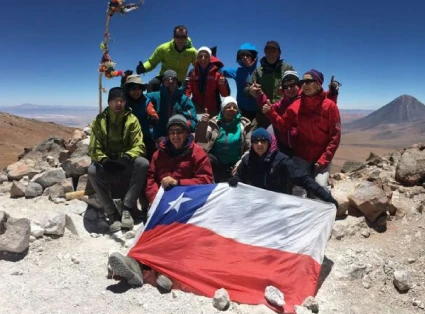 Grupo de 12 montañistas en la cumbre del Volcán Tocko